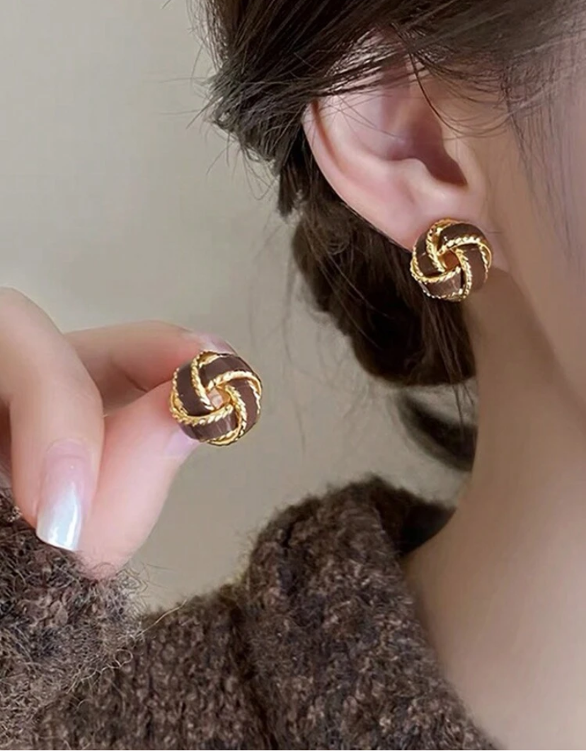 Orecchino gioiello beige