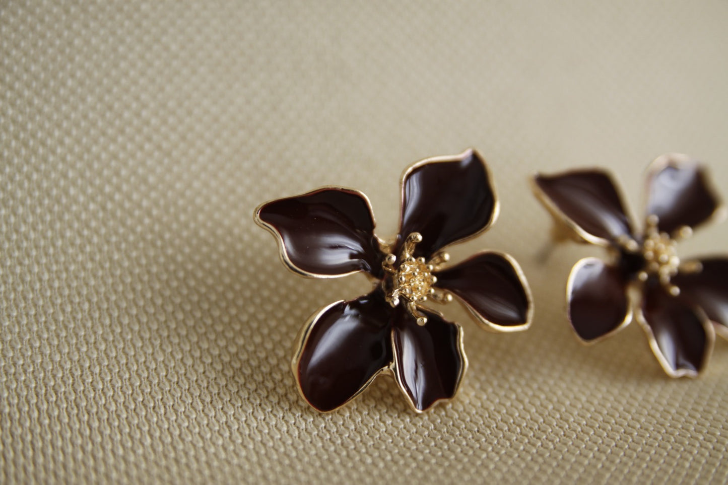 Orecchino a Fiore Bordeaux