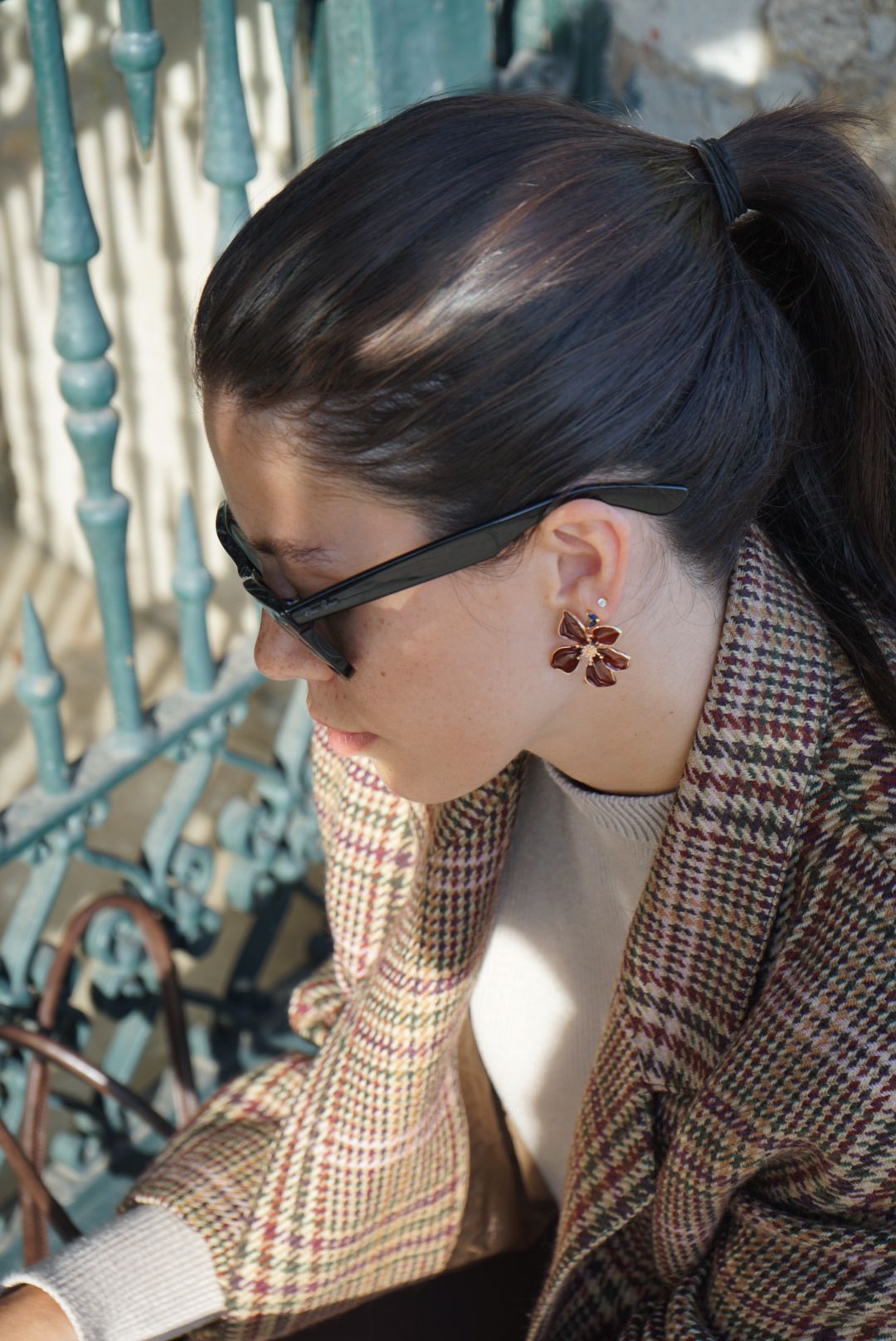 Orecchino a Fiore Bordeaux