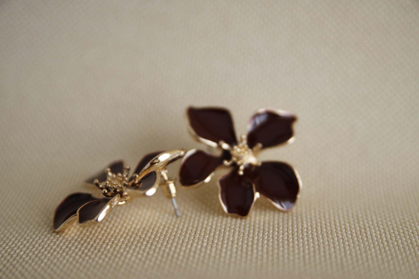 Orecchino a Fiore Bordeaux